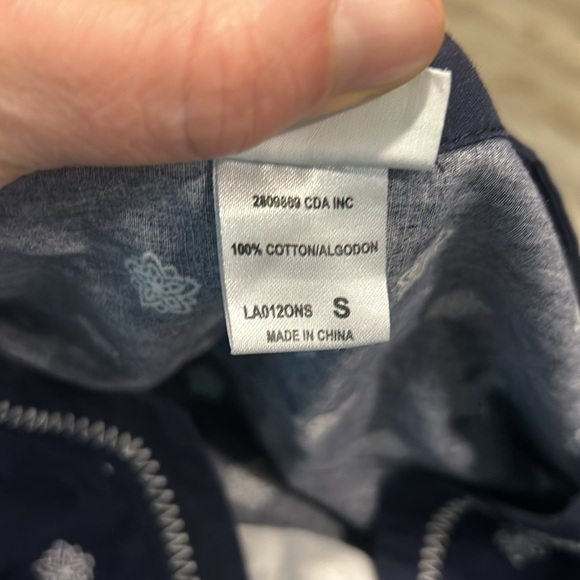 Laura Ashley Women’s Blue w White Print Short Fitted Sleeve Scrub Top Small - Picture 9 of 9